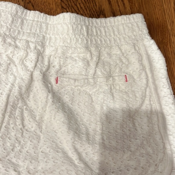 Hi-Line Woman’s White Shorts Size Small - Picture 4 of 5